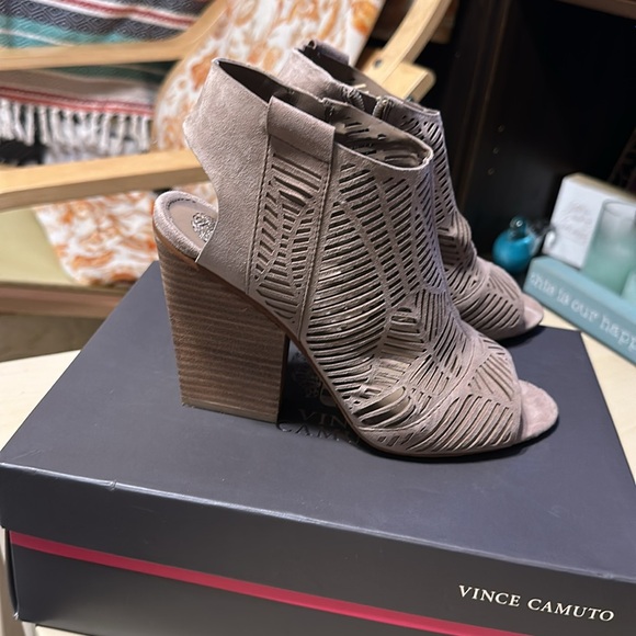 VINCE CAMUTO VC-KIMORA TRUE SUEDE SLINBACK CUTOUT SHIELD SANDALS HEEL main image 6